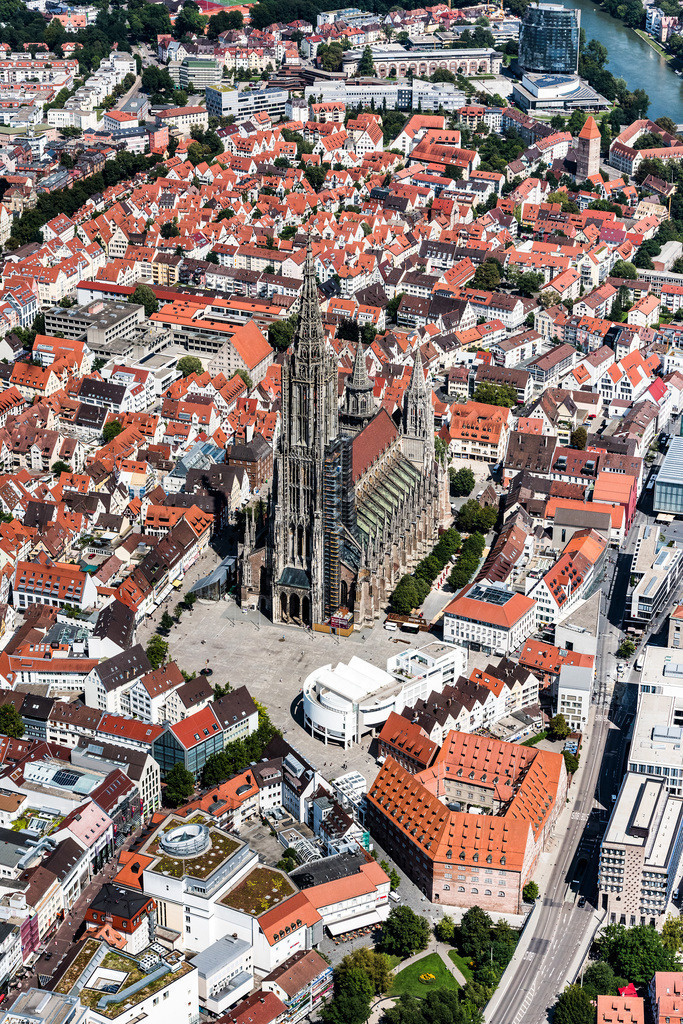 dr__0011354.jpg | ULM 01.08.2017 Stadtansicht des Innenstadtbereiches mit Ulmer Münster in Ulm im Bundesland Baden-Württemberg, Deutschland. // City view of downtown area with Ulmer Muenster in Ulm in the state Baden-Wuerttemberg, Germany. Foto: Daniel Reiter