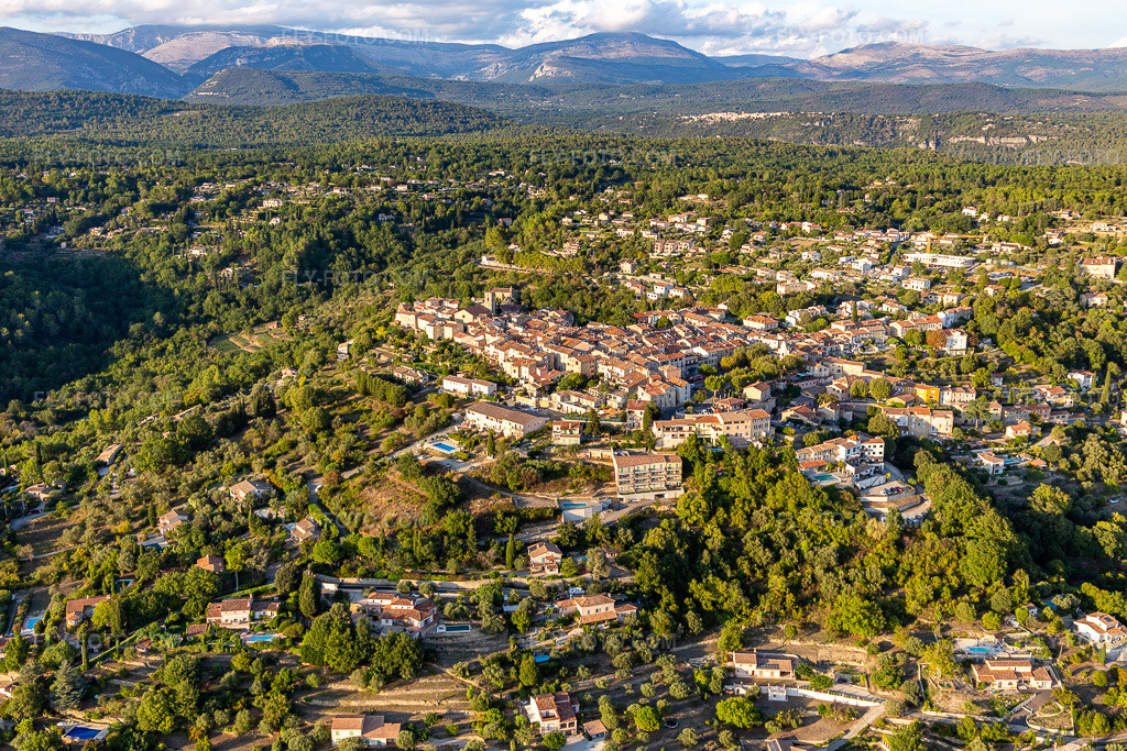 Aerial view: View of the town in Callian in the state Var, France. – Photo: IMG_129536.jpg taken on 09/18/2021 by Werner Riehm/FLY-FOTO.com – Resolution of the original: 5472 x 3648 px