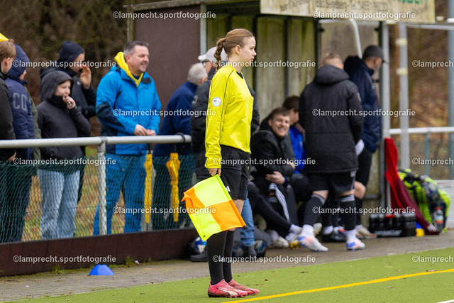 Fußball I Herren I Saison 2025-2026 I Landesfreundschaftsspiel I SC Rönnau - SSG Rot-Schwarz Kiel 007 | Henriette Inge Maaß (1. Assistent) - Realisiert mit Pictrs.com