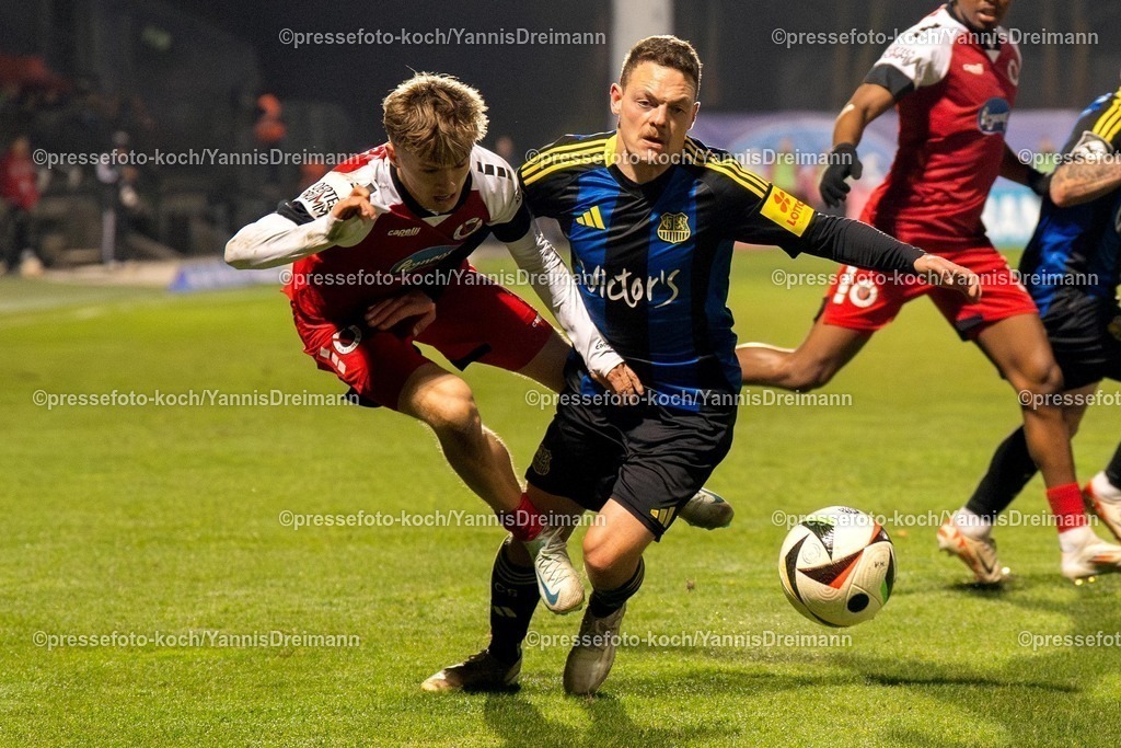 xYDR2802250101039 | 28.02.2025, xydrx, Fußball, Viktoria Köln - 1.FC Saarbrücken, 3.Liga, Sportpark Höhenberg, Saison 2024 2025: Robin Velasco (Viktoria Köln #11) im Zweikamof mit Patrick Sontheimer (1.FC Saarbrücken #6). DFB regulations prohibit any use of photographs as image sequences and or quasi-video.