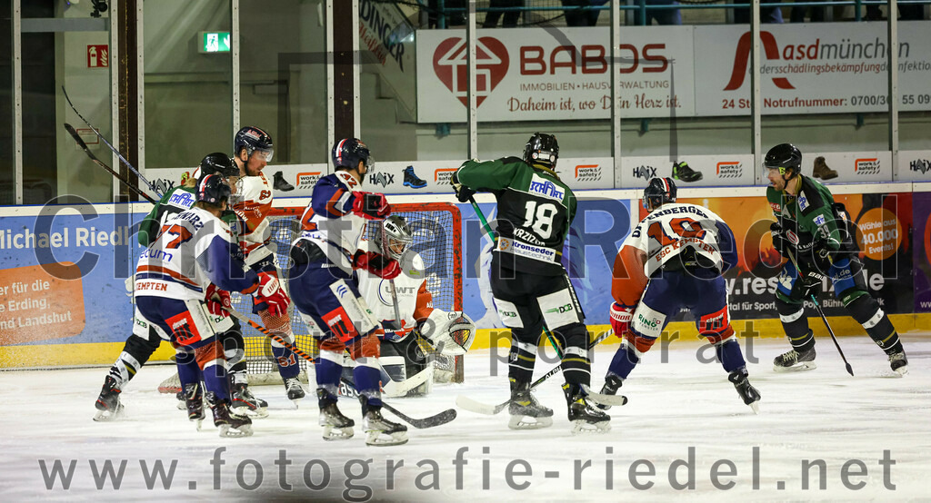 2023-03-07_020_TSV_Erding_gegen_ESC_Kempten | Erding, Deutschland, 07.03.2023:
Eishockey, Bayernliga Playoffs 2022 / 2023, Viertelfinale, TSV Erding gegen ESC Kempten, Endergebnis: 9:3

Kodi Schwarz (ESC Kempten, #77), Torwart Danny Schubert (ESC Kempten, #29), Daniel Krzizok (Erding Gladiators, #18), Nikolas Oppenberger (ESC Kempten, #10), Thomas Plihal (Erding Gladiators, #39)

Foto: Christian Riedel / fotografie-riedel.net