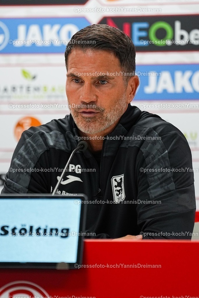 xYDR01082501062 | 01.08.2025, xydrx, Fußball, 3.Liga, Rot-Weiss Essen - TSV 1860 München, Saison 2025 2026, Stadion an der Hafenstraße:  Patrick Gloeckner (Cheftrainer TSV 1860 München)  DFB regulations prohibit any use of photographs as image sequences and or quasi-video.