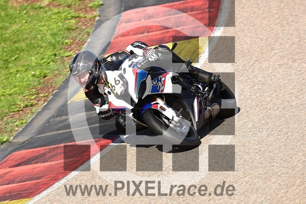 0066-20250923_33392 | Schöne Erinnerungen an spannende Momente - das festzuhalten ist unser Job. PIXELrace.de ist seit 2003 auf den Rennstrecken Europas unterwegs um die Action draußen beim Fahren und die wunderbare Stimmung imm Fahrerlager für euch einzufangen.
