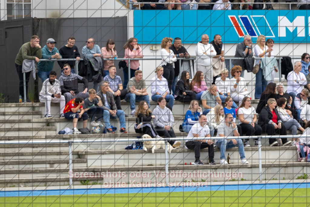 20250529_164245_0082 | #,  VfL Kirchheim (blau) vs. 1.FC Eislingen (weiß), Fußball, Bezirkspokal Finale - Bezirk Neckar/Fils, 2024/2025, Rasenplatz VfL Stadion Kirchheim, Jesinger Straße 105, 73230 Kirchheim, 29.05.2025 - 16:30 Uhr,Foto: PhotoPeet-Sportfotografie/Peter Harich