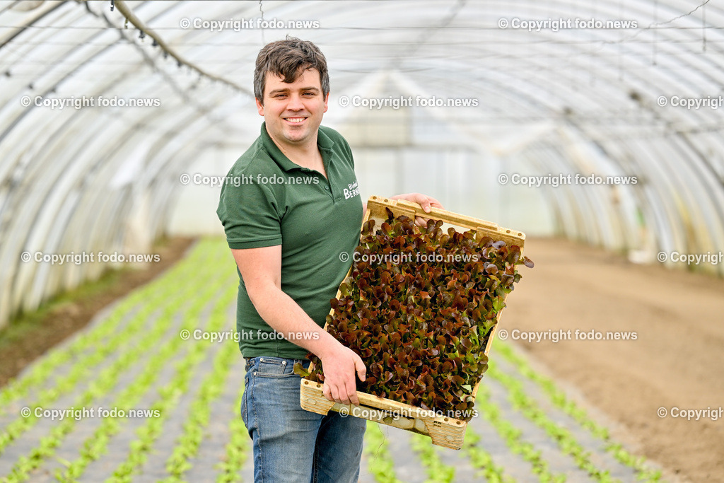 Biohof Berner_ Pupping_ 28.02.2023-22 | 28.02.2023, Pupping, AUT, Biohof Berner, im Bild André Berner (Biobauer) mit Eichenblatt (Salat)