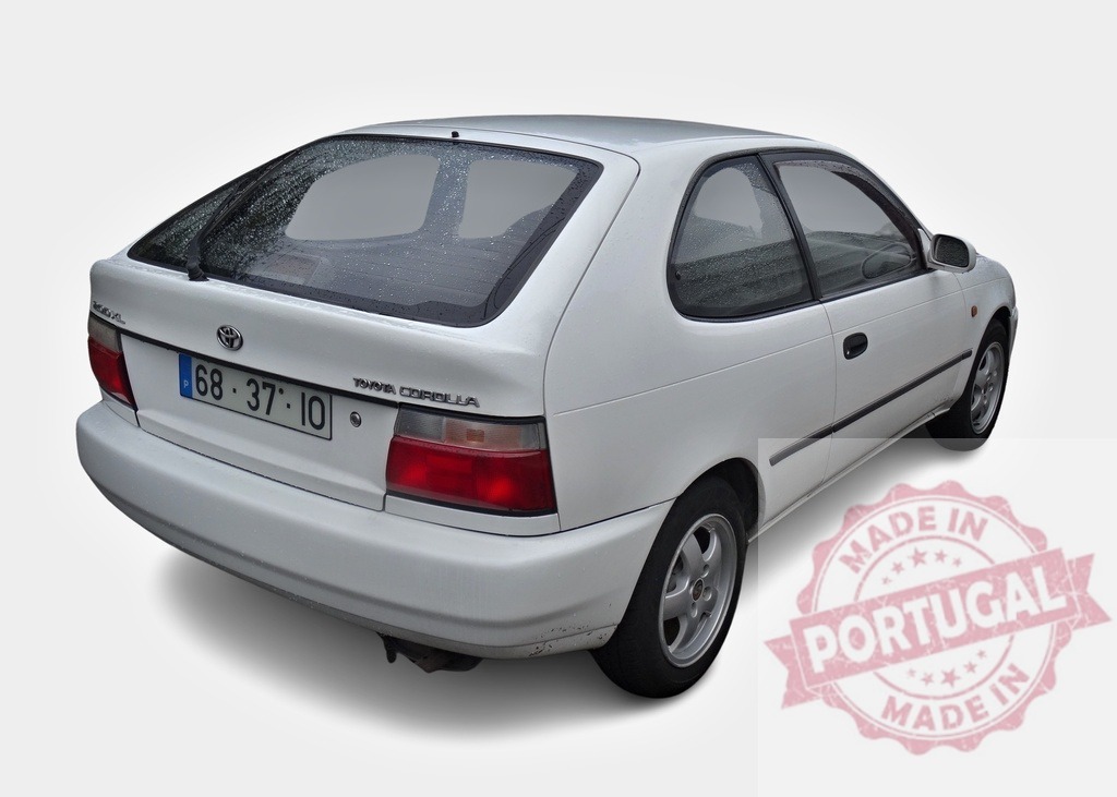 White Toyota Corolla Tercel showing its rear on white background | Rear view of a white Toyota Corolla Tercel parked on a white background, showing raindrops on the rear window - Realisiert mit Pictrs.com