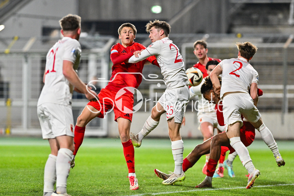 FC Bayern Amateure - FC Augsburg II | der Kopfball von Magnus DALPIAZ (FC Bayern München II #2) geht nicht aufs Tor / Regionalliga Bayern: FC Bayern Muenchen II - FC Augsburg II, Gruenwalder Stadion am 14.03.2025