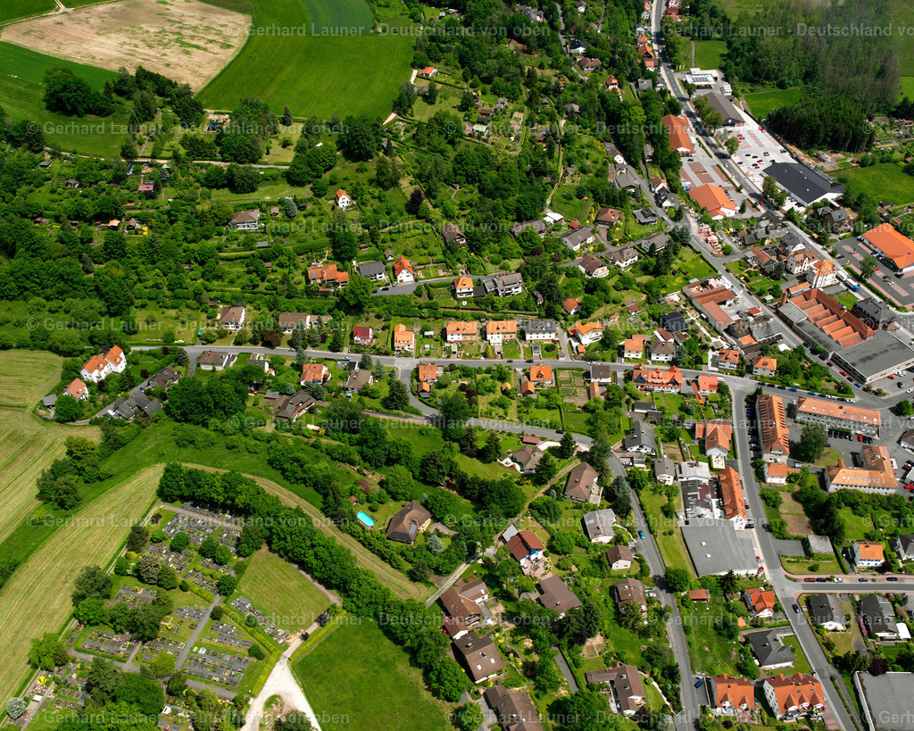 2615588 | SCHLITZ 09.06.2006 Landwirtschaftliche Nutzflächen und Feldgrenzen  umsäumen das Siedlungsgebiet des Dorfes in Schlitz im Bundesland Hessen, Deutschland // Agricultural land and field boundaries surround the settlement area of the village  in Schlitz in the state Hesse, Germany Foto: Gerhard Launer