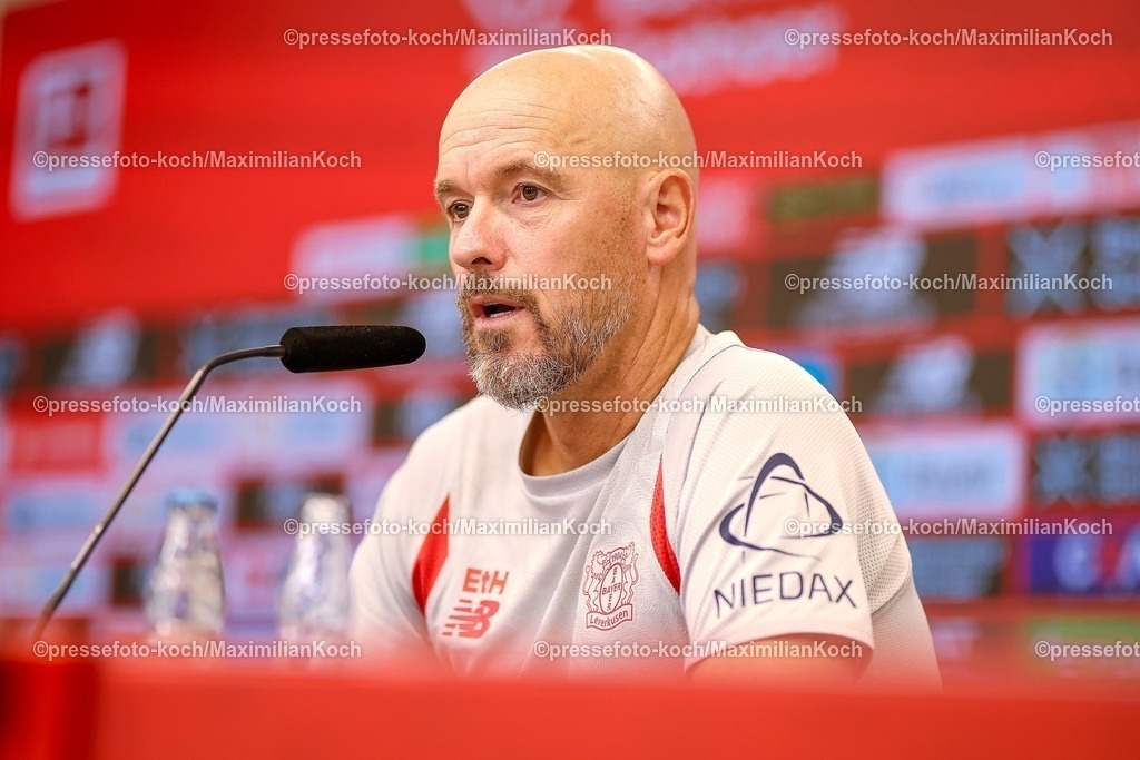B0414082501010 | 14.08.2025, Fußball, DFB-Pokal, Pressekonferenz Bayer 04 Leverkusen in der BayArena, Saison 2025 2026: Cheftrainer Erik ten Hag vor dem Auswärtsspiel bei der SG Sonnenhof Großaspach. DFB regulations prohibit any use of photographs as image sequences and or quasi-video.