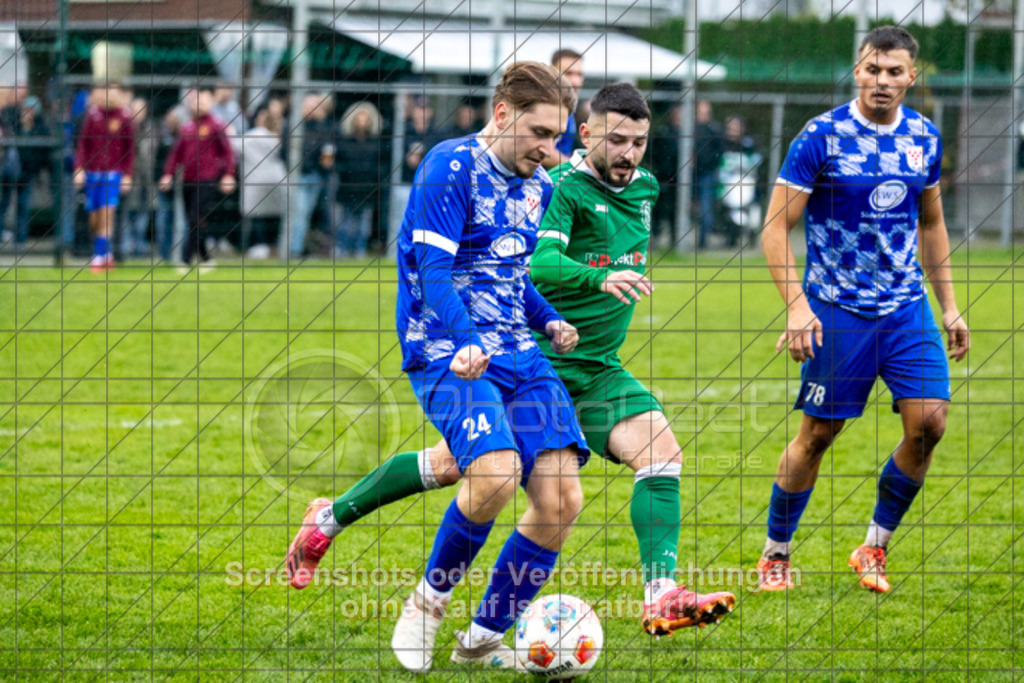 20251116_155349_1299 | #,KSG Eislingen (grün) vs. Croatia 2012 Geislingen (blau), Fussball, Kreisliga A3 - Bezirk Neckar/Fils, 13. Spieltag, Saison 2025/2026, Rasensportplatz KSG, Albstraße 69, 73054 Eislingen, 16.11.2025 - 14:30 Uhr,Foto: PhotoPeet-Sportfotografie/Peter Harich
