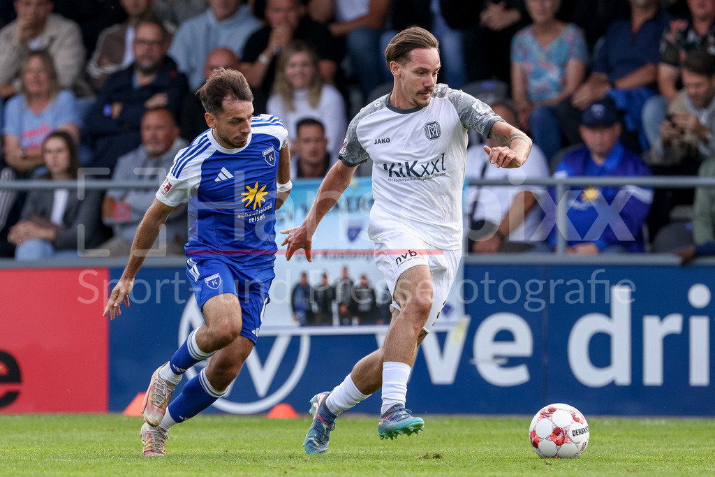 Fussball, Regionalliga Nord, BSV Kickers Emden - SV Meppen | v.li.: Kai-Sotirios Kaissis (BSV Kickers Emden, 6) und Daniel Haritonov (SV Meppen, 30) im Zweikampf, Duell, Dynamik, Aktion, Action, Spielszene