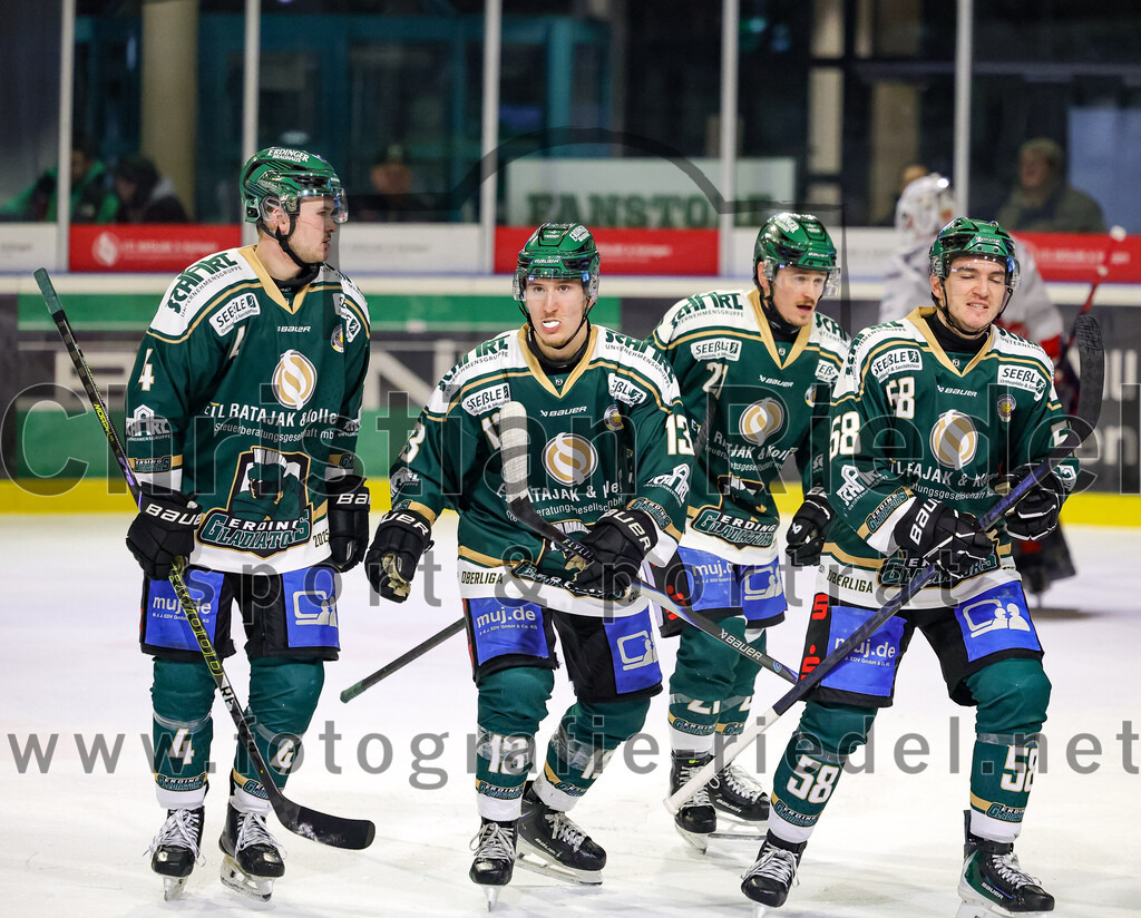 2026-01-18_152_TSV_Erding_gegen_Selber_Woelfe | Erding, Deutschland, 18.01.2026:Eishockey, Oberliga Süd 2025 / 2026, 38. Spieltag, TSV Erding gegen Selber Wölfe, Endergebnis: 2:3 n.V.Jesse Kauhanen (Erding Gladiators, #4), Björn Salhi (Erding Gladiators, #13), Erik Modlmayr (Erding Gladiators, #21), Paul Pfenninger (Erding Gladiators, #58)Foto: Christian Riedel / fotografie-riedel.net