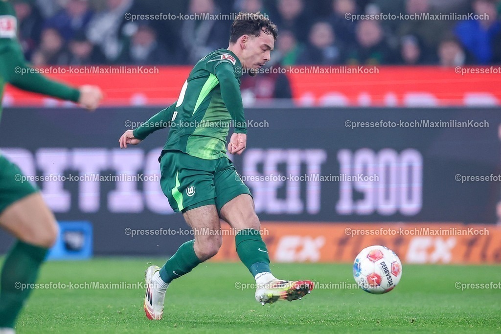 BMG13122502083 | 13.12.2025, Fußball, Borussia Mönchengladbach - VfL Wolfsburg, 1. Fußball Bundesliga, 14.Spieltag, Borussia-Park, Saison 2025 2026: Aaron Zehnter&nbsp;(VfL Wolfsburg #25)  DFB regulations prohibit any use of photographs as image sequences and or quasi-video.