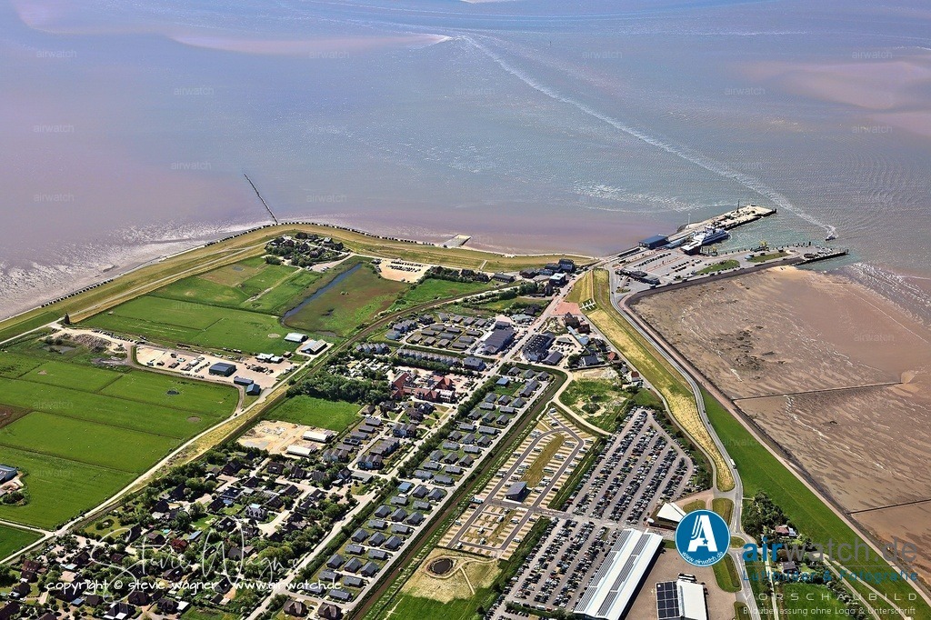 Luftbild, Nordsee, Dagebuell Mole, Bahnhof, Fähranleger, Schiffsanleger | Der Hafen Dagebüll ist ein Hafen in der Gemeinde Dagebüll im schleswig-holsteinischen Kreis Nordfriesland. Er ist insbesondere für den Fährverkehr zu den Nordfriesischen Inseln Föhr und Amrum von Bedeutung.