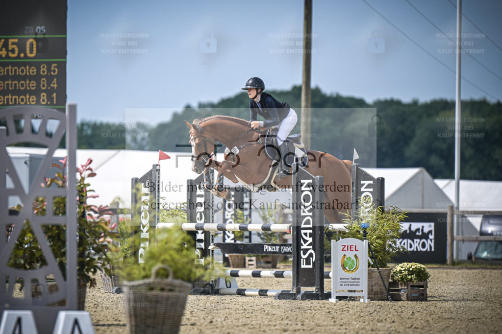 DOS_6064 | Entdecke hochwertige Reitturnierfotos von Foto Oger. Professionell, emotional und authentisch – jetzt Lieblingsmomente im Shop bestellen. - Realisiert mit Pictrs.com