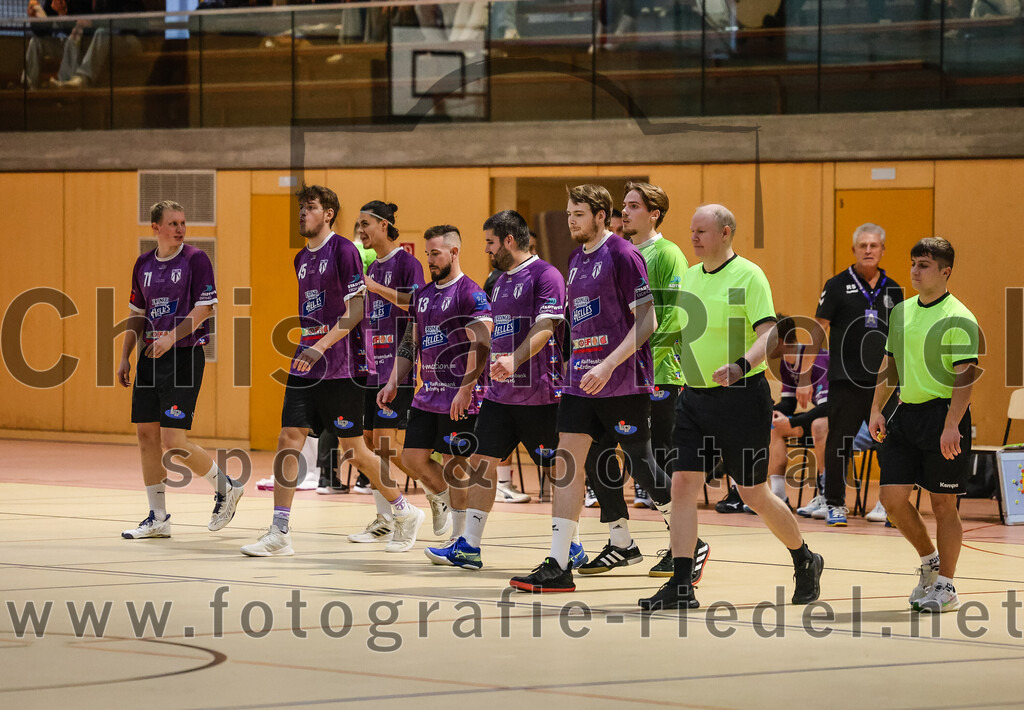 2024-10-13_002_SpVgg_Altenerding_gegen_SSG_Metten | Erding, Deutschland, 13.10.2024:Handball, Bezirksoberliga Männer 2024 / 2025, 4. Spieltag, SpVgg Altenerding gegen SSG Metten, Endergebnis: 40:22Sebastian Forster (SpVgg Altenerding, #13), Christian Loris (SpVgg Altenerding, #11), Niklas Fleps (SpVgg Altenerding, #17)Foto: Christian Riedel / fotografie-riedel.net