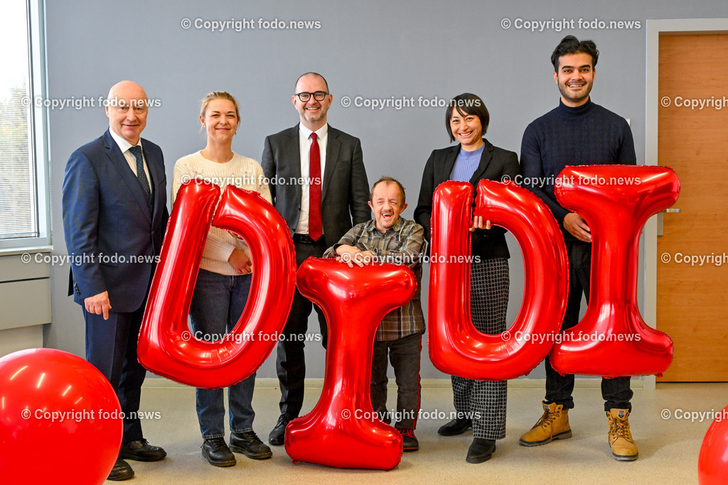 Pressekonferenz Personenkomitee fuer Didi Prammer_ 19.11.2024-32 | 19.11.2024, Linz, AUT, Pressekonferenz Personenkomitee fuer Didi Prammer, im Bild Manfred Schauberger (Sprecher des Personenkomitee), Alisha Jahn (Teamtrainerin Frauenfussballteam Blau Weiss), Dietmar Prammer (SP, Geschaeftsfuehrender VizeBgm. und Bgm. Kanditat), Markus Hinterleitner (Behindertensportverein BBRZ), Jasmine Chansri (Sprecherin des Personenkomitees), Umut Ovat (Student)