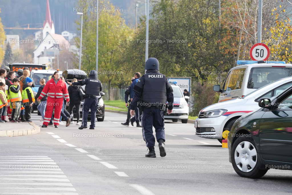 20221111 Amoklauf in Mittelschule Haselstauden | DORNBIRN, OESTERREICH - 11. NOVEMBER: Polizeieinsatz waehrend des Amoklaufs in der Mittelschule Haselstauden in Mittelschule Haselstauden on November 11, 2022 in Dornbirn, Austria.