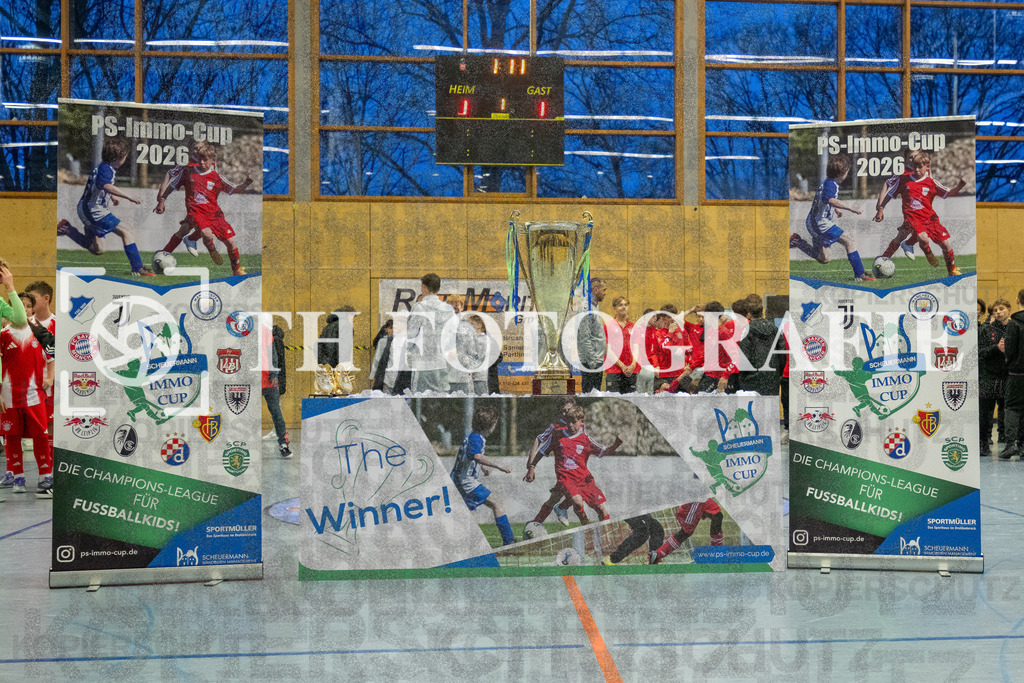 GER, Teamfoto, Fussball, U14 Hallenturnier, PS-Immo-Cup 2026, 18.01.2026 | Siegerehrung, Rollups, Winner, Pokal