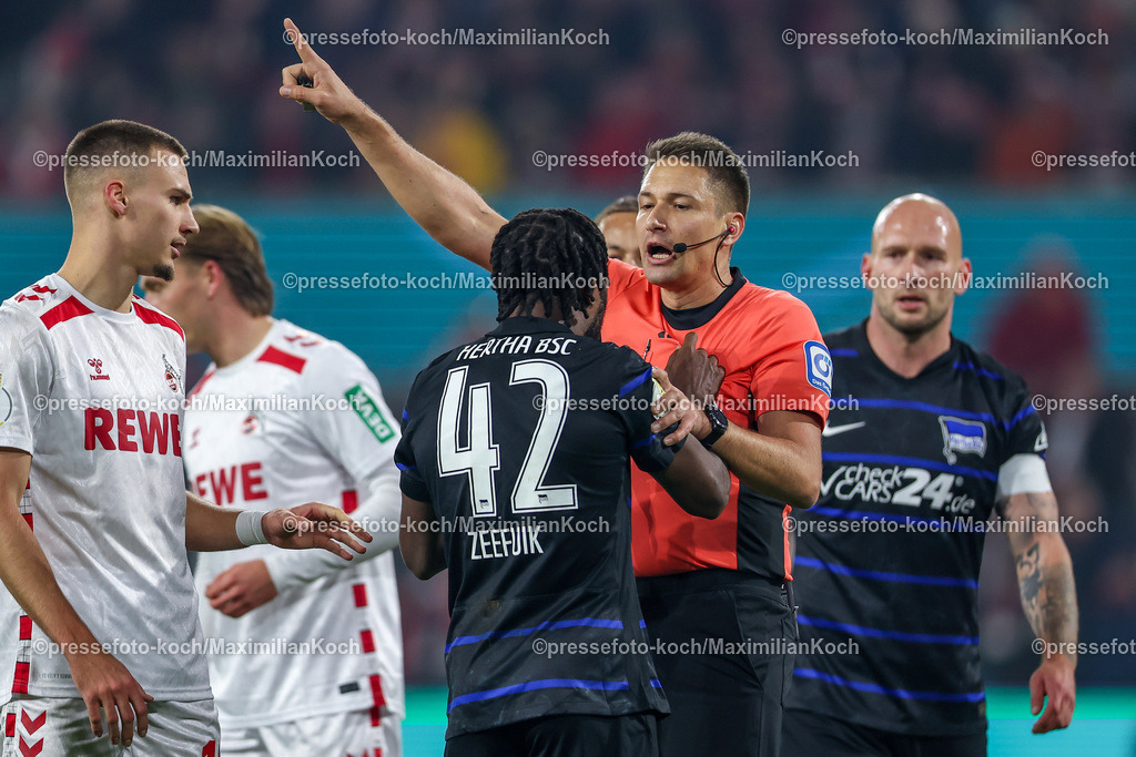 1FC04122401035 | 04.12.2024, Fußball, 1. FC Köln - Hertha BSC, Achtelfinale DFB-Pokal, RheinEnergieSTADION, Saison 2024 2025: Schiedsrichter Tobias Reichel zeigt Deyovaisio Zeefuik (Hertha #42) die Rote Karte und zeigt an PlatzverweisDFB regulations prohibit any use of photographs as image sequences and or quasi-video.
