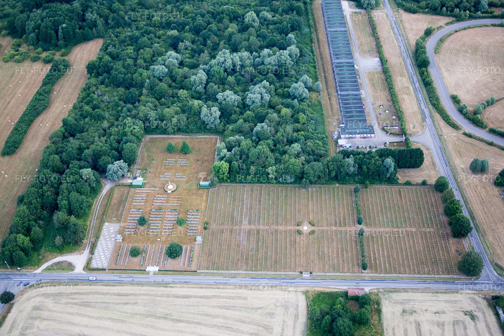 Vue aérienne: Cimetière militaire de l'Aviation royale canadienne (ARC) à Choloy-Menillot à Écrouves dans le département Meurthe et Moselle, France. Photo: IMG_083501.jpg prise le 13/07/2015 par Werner Riehm/FLY-FOTO.eu – Résolution de l'original: 5472 x 3648 px