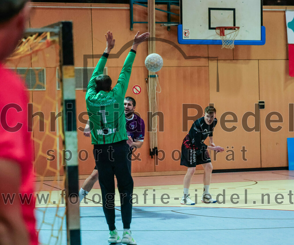 2023-11-26_009_SpVgg_Altenerding_gegen_TSV_1861_Mainburg | Erding, Deutschland, 26.11.2023:
Handball, Bezirksoberliga Männer 2023 / 2024, 9. Spieltag, SpVgg Altenerding gegen TSV 1861 Mainburg, Endergebnis: 34:20

Hannes Möser (TSV 1861 Mainburg, #1), Christian Loris (SpVgg Altenerding, #11)

Foto: Christian Riedel / fotografie-riedel.net