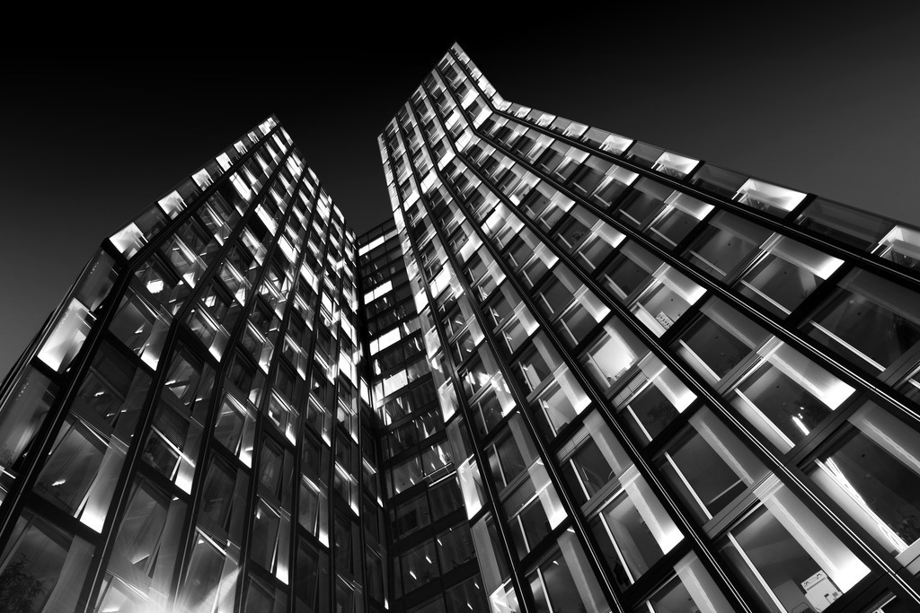 dancing towers bw | Kaufen Sie Hamburg Bilder und Hamburg Fotos auf Leinwand, Acrylglas, Alu-Dibond, oder als Poster in Hamburgs großer Onlinegalerie. Elbphilharmonie Bilder, Hamburger Hafen, Speicherstadt, Alster und viel mehr.