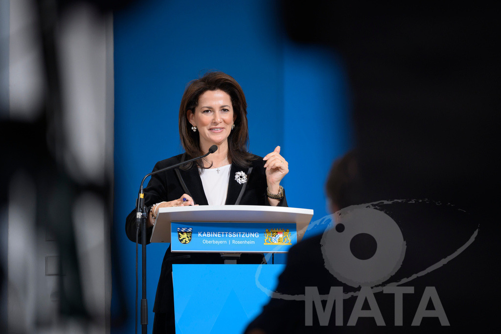 _DW05067 | Bayerns Landwirtschaftsministerin Michaela Kaniber (CSU)  Pressekonferenz im Lokschuppen. Rosenheim, 02.12.2025 Bayern Deutschland - Realisiert mit Pictrs.com