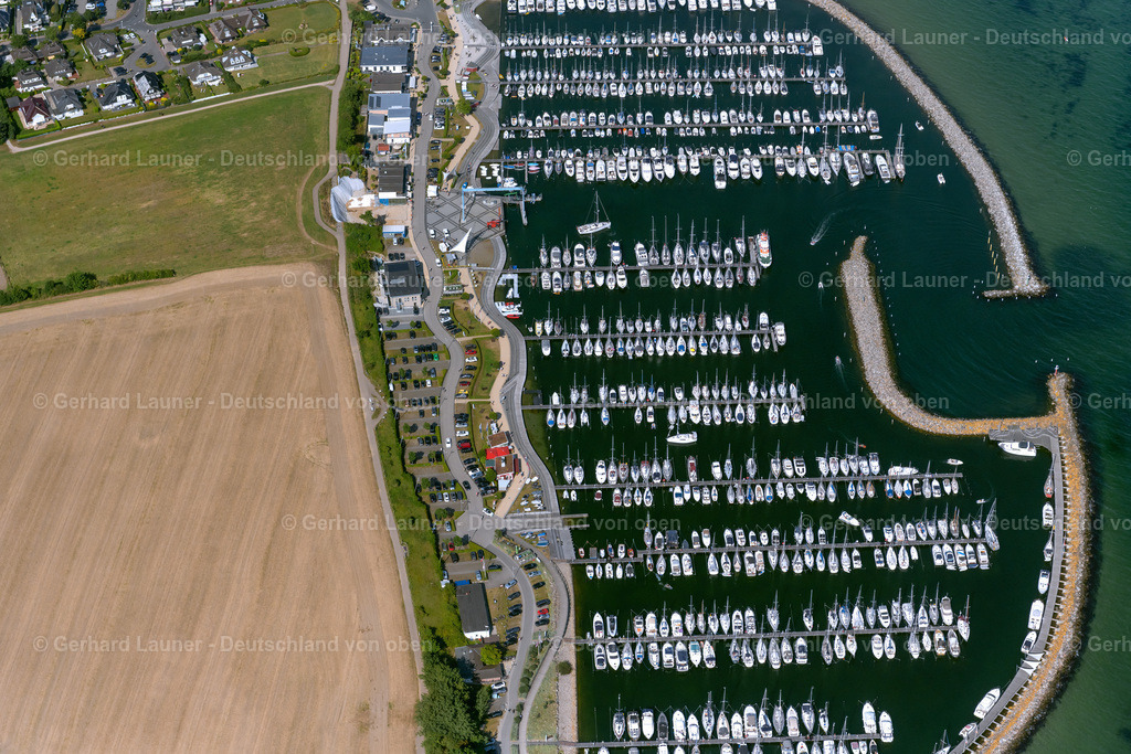 4038054 | GRöMITZ 07.08.2020 Yachthafen mit Sportboot- Anlegestellen und Bootsliegeplätzen am Uferbereich der Ostsee in Grömitz im Bundesland Schleswig-Holstein, Deutschland. // Pleasure boat marina with docks and moorings on the shore area the Baltic Sea in Groemitz in the state Schleswig-Holstein, Germany. Foto: Gerhard Launer