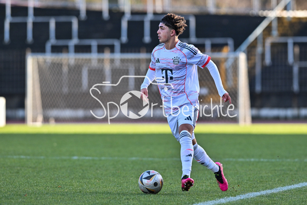 TSV Schwaben Augsburg - FC Bayern Amateure | AUGSBURG, GERMANY - 29. NOVEMBER: am Ball Jussef NASRAWE (FC Bayern München II 3) / Einzelfoto / Freisteller beim Ligaspiel zwischen dem TSV Schwaben Augsburg und den Amateuren des FC Bayern am 20. Spieltag der Regionalliga Bayern im Rosenaustadion
