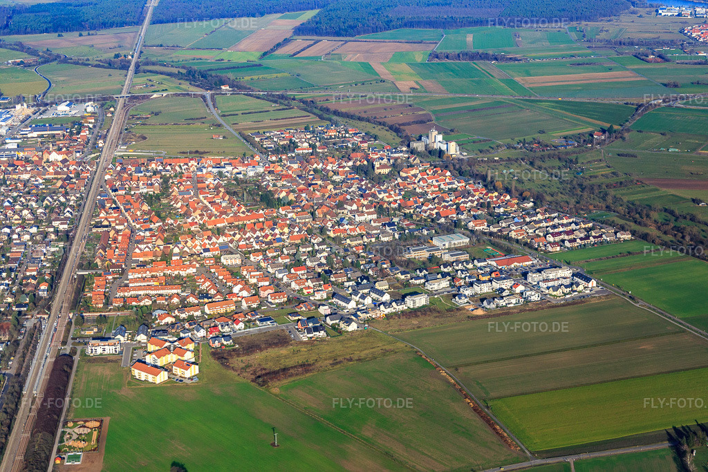 Luftbild: stadtteilansicht östlich der Bahnstrecke im Ortsteil Friedrichstal in Stutensee im Bundesland Baden-Württemberg in Deutschland. Foto: IMG_085312.jpg vom 19.12.2015 durch Werner Riehm/FLY-FOTO.de