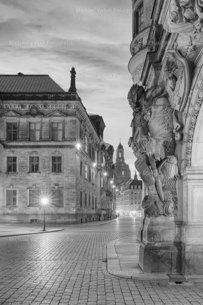 Augustusstraße in Dresden schwarz-weiß | Blick vom Georgentor entlang der Augustusstraße zur Frauenkirche kurz vor Sonnenaufgang. - Realisiert mit Pictrs.com