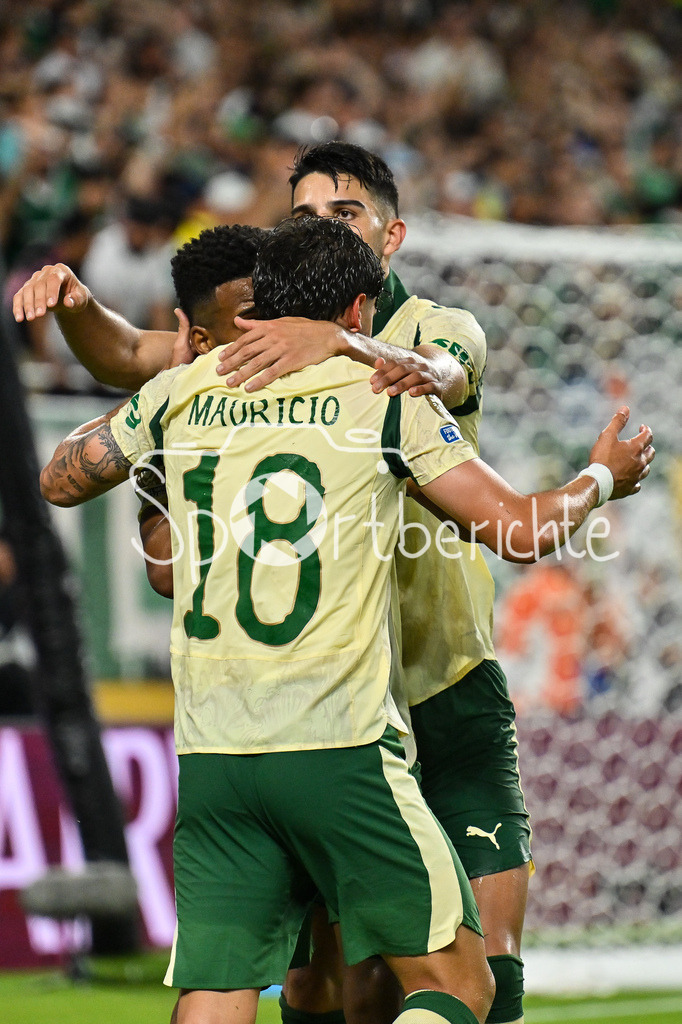 Inter Miami CF - Palmeiras Sao Paulo | Jubel der Brasilieaner nach dem Treffer zum 2-2 Ausgleich durch MAURICIO (Palmeiras 18) / Tor / Torschuetze / Freude / Happy / FIFA Club World Cup: Inter Miami CF - Palmeiras Sao Paulo, Hard Rock Stadium am 23.06.2025 / NOT FOR SALE IN USA