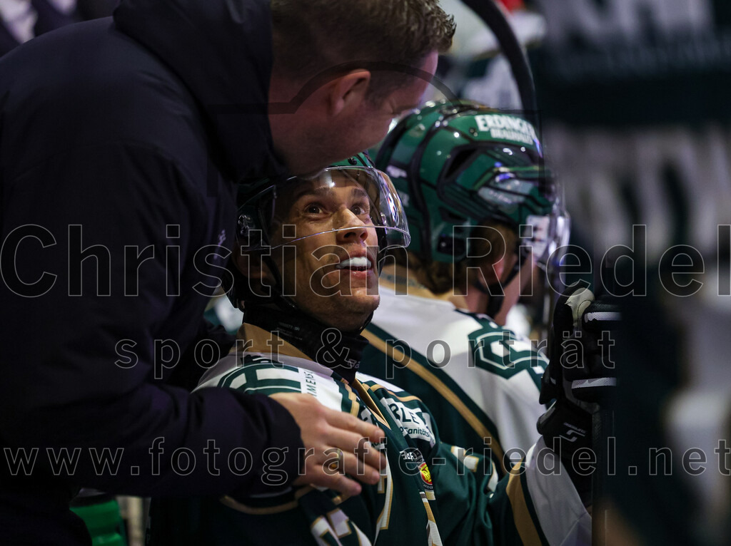2025-11-02_043_TSV_Erding_gegen_EV_Fuessen | Erding, Deutschland, 02.11.2025:Eishockey, Oberliga Süd 2025 / 2026, 15. Spieltag, TSV Erding gegen EV Füssen, Endergebnis: 2:6Mark Waldhausen (Erding Gladiators, #27)Foto: Christian Riedel / fotografie-riedel.net