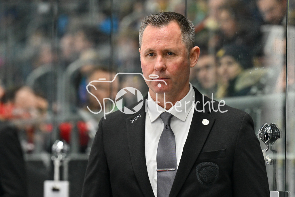 Augsburger Panther - Iserlohn Roosters | im Bild Ted DENT Headcoach Augsburger Panther / Freisteller / Einzelfoto / DEL: Augsburger Panther - Iserlohn Roosters, Curt Frenzel Stadion am 17.11.2024