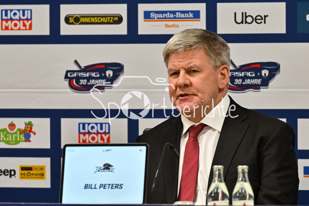 Eisbären Berlin - Augsburger Panther | BERLIN, GERMANY - 04. JANUARY: im Bild Bill PETERS Trainer Augsburger Panther / Einzelfoto / Freisteller auf der Pressekonferenz nach dem Match zwischen den Eisbären Berlin und den Augsburger Panthern am 36. Spieltag der Penny DEL in der UBER Arena