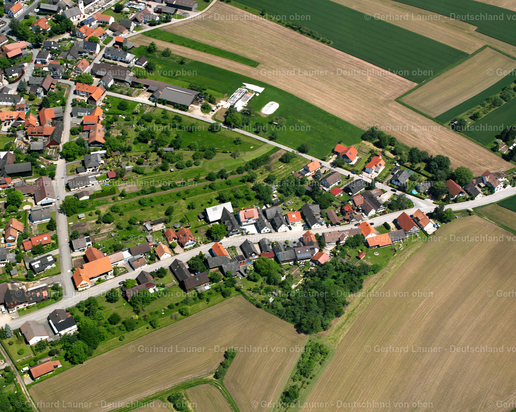 2626168 | RHEINAU 09.06.2006 Landwirtschaftliche Nutzflächen und Feldgrenzen  umsäumen das Siedlungsgebiet des Dorfes in Rheinau im Bundesland Baden-Württemberg, Deutschland // Agricultural land and field boundaries surround the settlement area of the village  in Rheinau in the state Baden-Wuerttemberg, Germany Foto: Gerhard Launer
