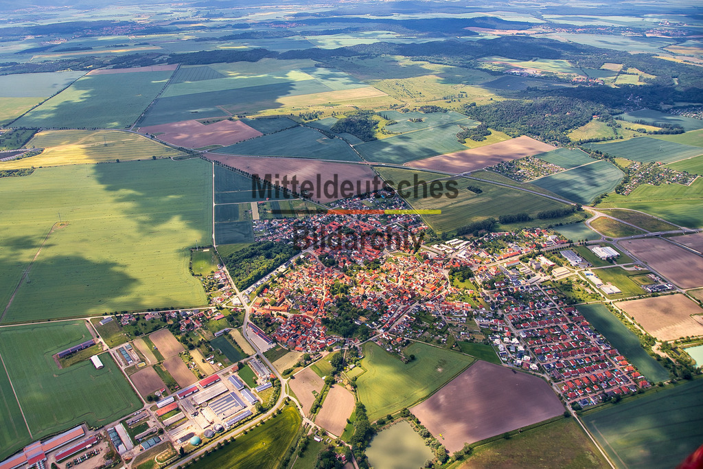 Harsleben-Harz-Halberstadt-Sachsen-Anhalt_4384 | Die Luftaufnahme zeigt Harsleben aus der Vogelperspektive. Zu sehen sind die gewachsene Ortsstruktur, die umliegenden Felder und die Lage des Ortes im nördlichen Harzvorland. Harsleben liegt unmittelbar östlich von Halberstadt im Landkreis Harz. - Realisiert mit Pictrs.com
