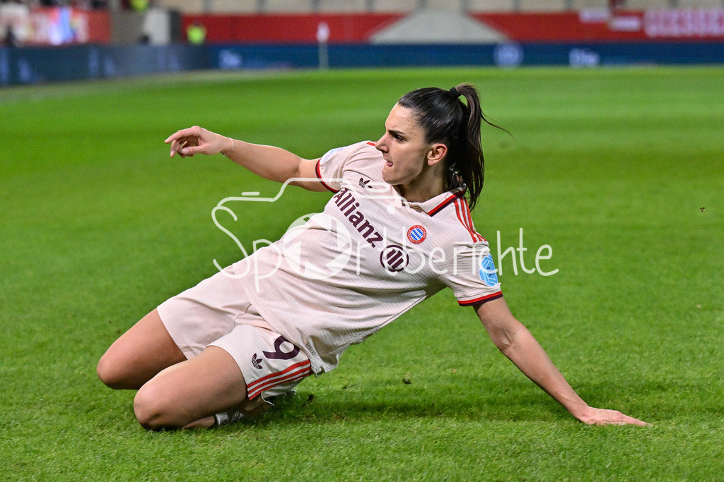 FC Bayern München Frauen - Juventus Turin Frauen | Jubel nach dem Treffer zum 1-0 fuer die FCB Frauen durch Jovana DAMNJAVOVIC (FCB #9) / Freude / Happy / Tor / Torschuetzin / Womens Champions League: FC Bayern Frauen - Juventus FC, FC Bayern Campus am 12.12.2024
