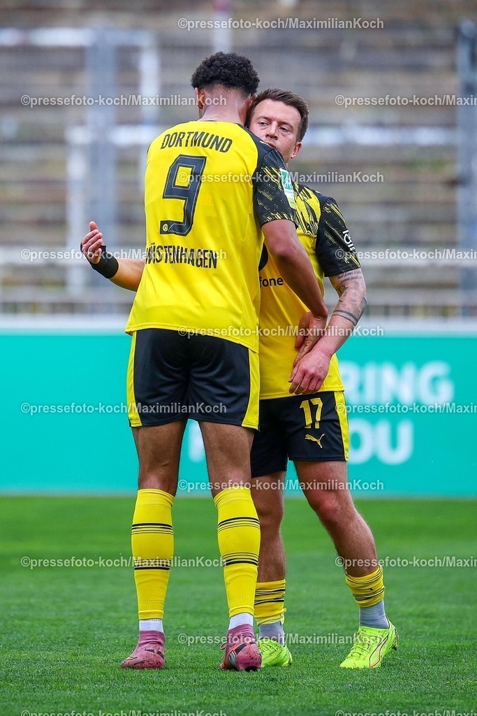 xsefx18042601023 | 18.04.2026, xsefx, Fußball, Regionalliga West, Borussia Dortmund II (U23) - SV Rödinghausen, 30. Spieltag, Stadion Rote Erde, Saison 2025 2026: Benedikt Wüstenhagen umarmt Patrick Göbel. DFB regulations prohibit any use of photographs as image sequences and or quasi-video. Photo: xSabinexEffgenxPressefotoKochx