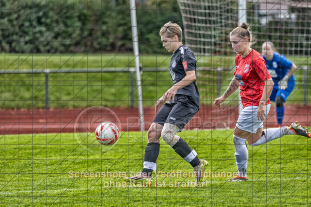 20250928_144211_0618-Bearbeitet | #,1.FC Donzdorf (schwarz) vs. TV Derendingen (rot), Fussball, Frauen-Verbandsliga Württemberg, 03. Spieltag, Saison 2025/2026, Rasenplatz Lautertal Stadion, Süßener Straße 16, 73072 Donzdorf, 28.09.2025 - 13:00 Uhr,Foto: PhotoPeet-Sportfotografie/Peter Harich