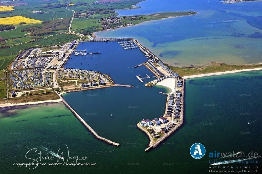 Luftbilder Ostseefjord Schlei, Maasholm, Port Olpenitz, Schleimünde | Fortschritte beim Wohn- und Yachthafenprojekt - Neue Wohnbauprojekte sind in Planung oder bereits im Bau, darunter Einfamilienhäuser und Ferienwohnungen, die auf eine steigende Nachfrage nach Immobilien an der Ostsee abzielen. Der Hafenbetrieb selbst ist aktiv und bietet Liegeplätze für Yachten, was die Attraktivität des Standorts stetig erhöht.