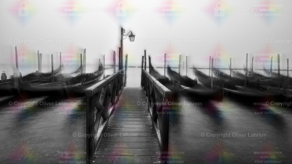 Gondeln am Steg | Neblige Stimmung in Venedig und die Gondeln bewegen sich an den Pfählen an denen sie angebunden sind. Eine Laterne hängt über einem kleinen Steg der zum Waser und den Gondeln führt.