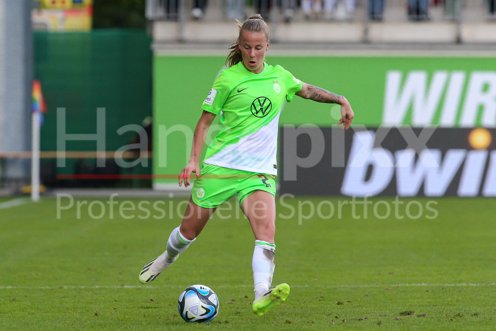 Fussball, Google Pixel Frauen-Bundesliga, VfL Wolfsburg - Bayer 04 Leverkusen | v.li.: Lynn Wilms (VfL Wolfsburg, 2) Freisteller, Einzelbild, Ganzkörper, Aktion, Action, Spielszene, DIE DFB-RICHTLINIEN UNTERSAGEN JEGLICHE NUTZUNG VON FOTOS ALS SEQUENZBILDER UND/ODER VIDEOÄHNLICHE FOTOSTRECKEN. DFB REGULATIONS PROHIBIT ANY USE OF PHOTOGRAPHS AS IMAGE SEQUENCES AND/OR QUASI-VIDEO.