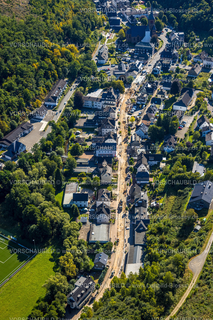 Kirchhundem250811562 | Luftbild, Hundemstraße Straßenbauarbeiten mit Sperrung, Wohngebiet und oben die St.-Peter-und-Paul-Pfarrkirche, Kirchhundem, Sauerland, Nordrhein-Westfalen, Deutschland