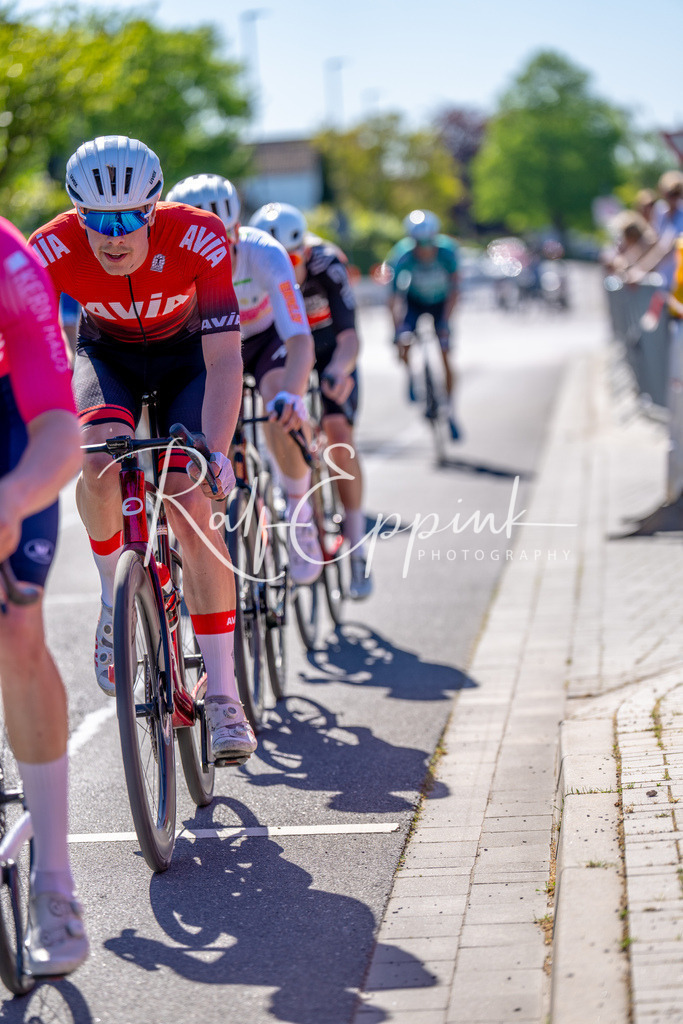 Spurt in den Mai 2026 - Großer Preis der Sparkasse Neuss | Annual one-day road cycling race "Großer Preis der Sparkasse Neuss" held in Büttgen, Germany, organized by VfR Büttgen 1912 e.V. The event features multiple races across all age categories from U11 youth to Elite men. - Realisiert mit Pictrs.com
