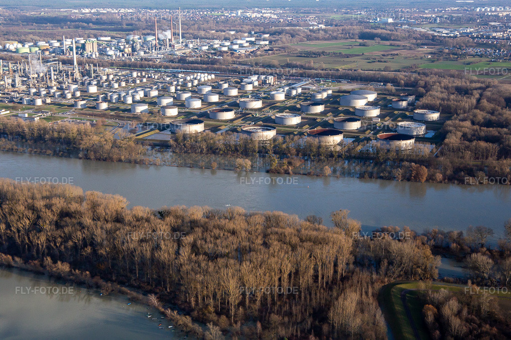 Luftbild: Überflutung des Tanklagers der MiRO Karlsruhe beim Rhein-Hochwasser im Ortsteil Knielingen in Karlsruhe im Bundesland Baden-Württemberg in Deutschland. Foto: IMG_139325.jpg vom 16.12.2023 durch Werner Riehm/FLY-FOTO.de