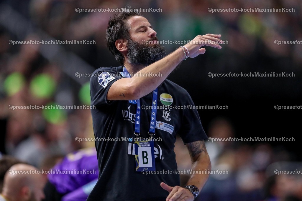 KoeEHF14062502156 | 14.06.2025, Handball, Halbfinale TruckScout24 EHF FINAL4, LANXESS arena Köln, FC Barcelona - SC Magdeburg: Cheftrainer Bennet Wiegert (Magdeburg #hc) 