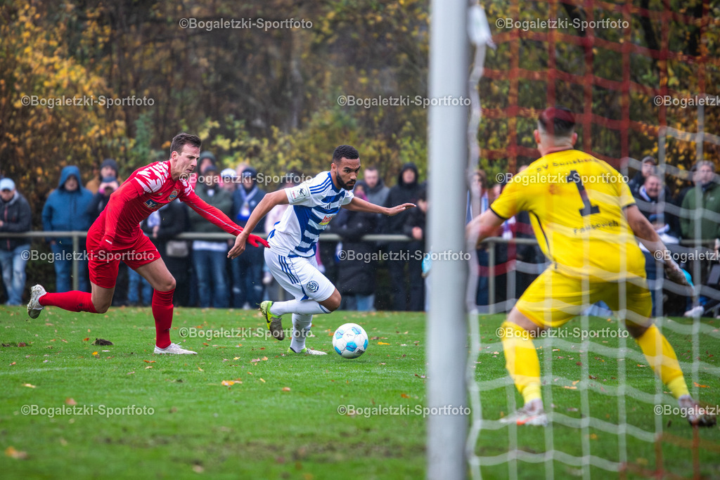Fussball, Niederrheinpokal, SV Sonsbeck - MSV Duisburg, 16.11.2025, Willy-Lemkens-Sportpark | 16.11.2025, Fussball, Niederrheinpokal, SV Sonsbeck - MSV Duisburg: Jesse Tugbenyo (MSV Duisburg #33) im Zweikampf mit einem Sonsbecker Spieler - Realisiert mit Pictrs.com