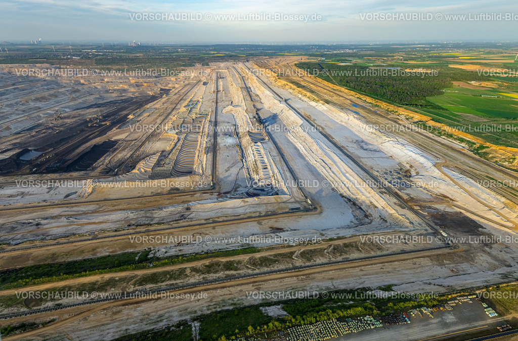 Niederzier240403691BraunkohleTagebauHambacherForst | Luftbild, BraunkohleTagebau Hambacher Forst, Braunkohlengewinnung Rheinisches Revier, Natur Raubbau, Schaufelradbagger, Fernsicht, Ellen, Niederzier, Rheinland, Nordrhein-Westfalen, Deutschland